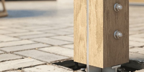 Jak zamocować drewniany słup do betonu?